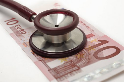 Ein Zehn-Euro-Schein, auf dem ein Stethoskop liegt