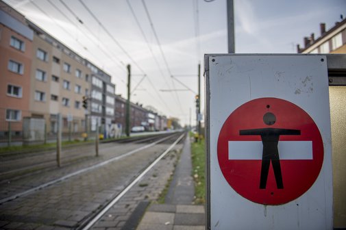 Warnschild an der U79 Haltestelle "Im Schlenk" in Duisburg - Durchgang für Menschen ist hier verboten