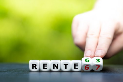 Rente mit 63 oder 67? Eine Hand dreht einen Buchstaben-/Zahlen-W&uuml;rfel und &auml;ndert den Ausdruck "Rente 67" in "Rente 63"