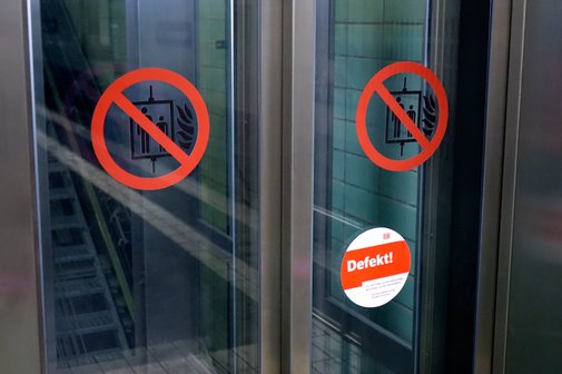Ein Aufzug der Deutschen Bahn, der wegen eines Defektes au&szlig;er Betrieb ist, ein Aufkleber weist auf den Defekt hin.