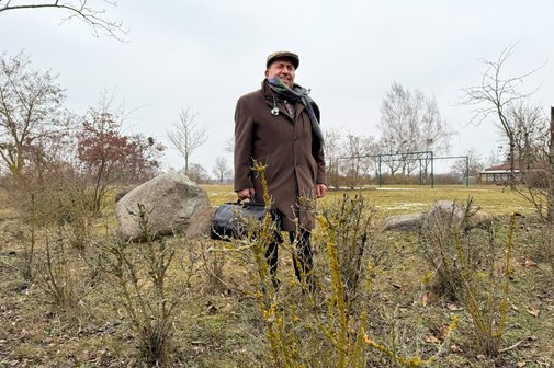Landarzt Dr. Amin Ballouz Dr. Amin Ballouz draußen im Grünen in der Uckermark.