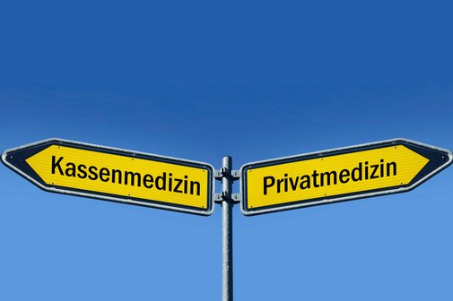 Die Bildmontage zeigt Wegweiser mit der Aufschrift "Kassenmedizin" und "Privatmedizin"