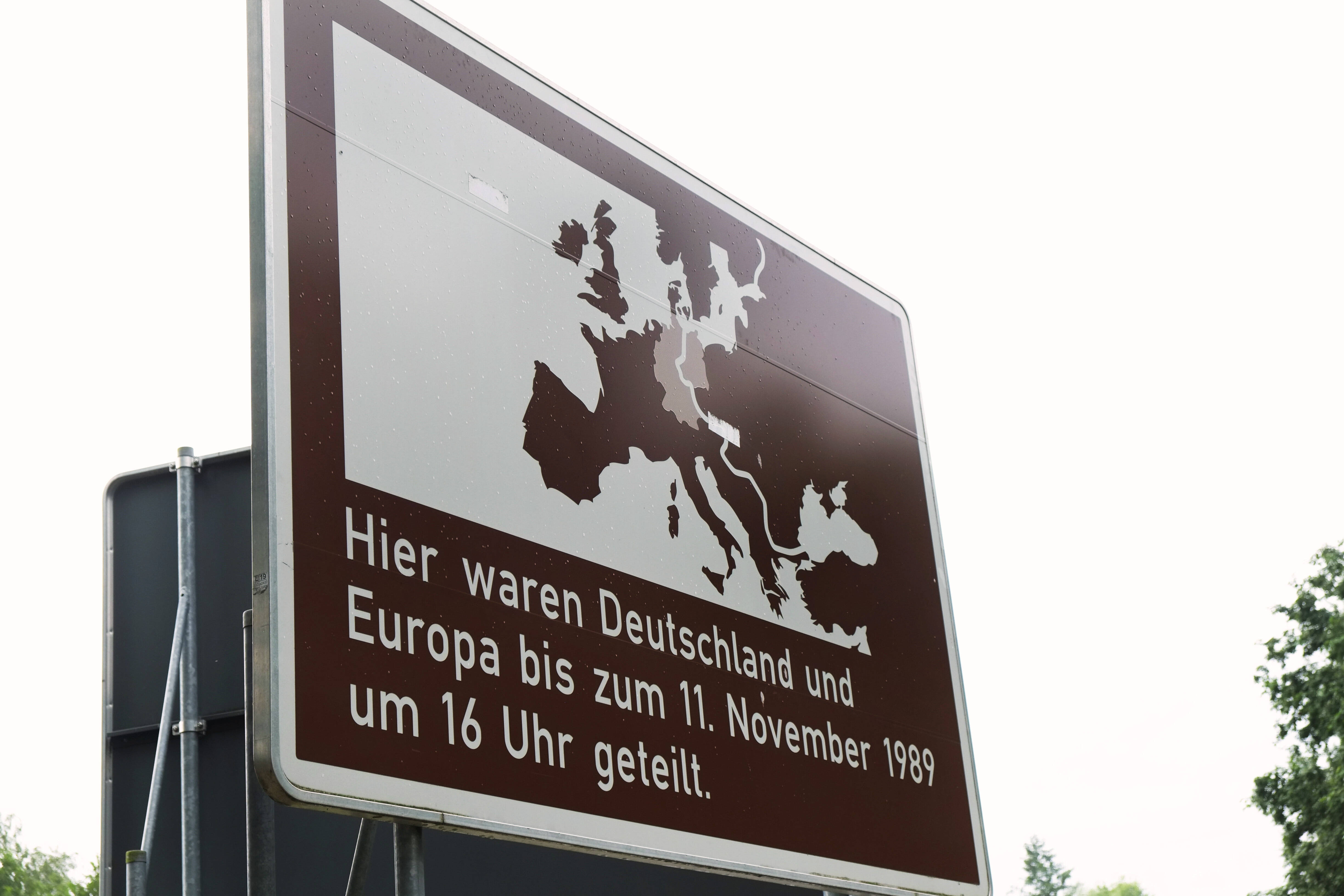 Deutsche Teilung Tafel mit Hinweis auf die Grenzöffnung am 11.11.1989 an der DDR Grenze im Eckertal zwischen Stapelburg und Bad Harzburg