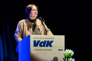 Katharina Batz, stellvertretende Vorsitzende des VdK NRW und Vize-Präsidentin des VdK Deutschland, hielt das Schlusswort.