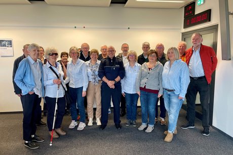 Gruppenbild mit Polizist in der Polizeistation. 