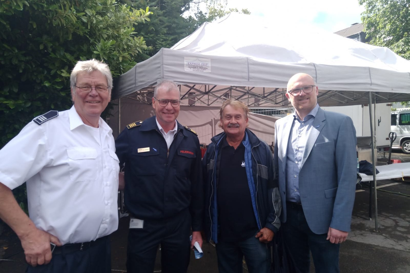 Gruppenfoto von links: Dieter Stradmann (Feuerwehr Marxloh,) Christian Umbach (Amsleitung Feuerwehr Duisburg), Martin Targus (VdK Ortsverband Sterkrade- Mitte) und Sören Link (Oberbürgermeister Duisburg).