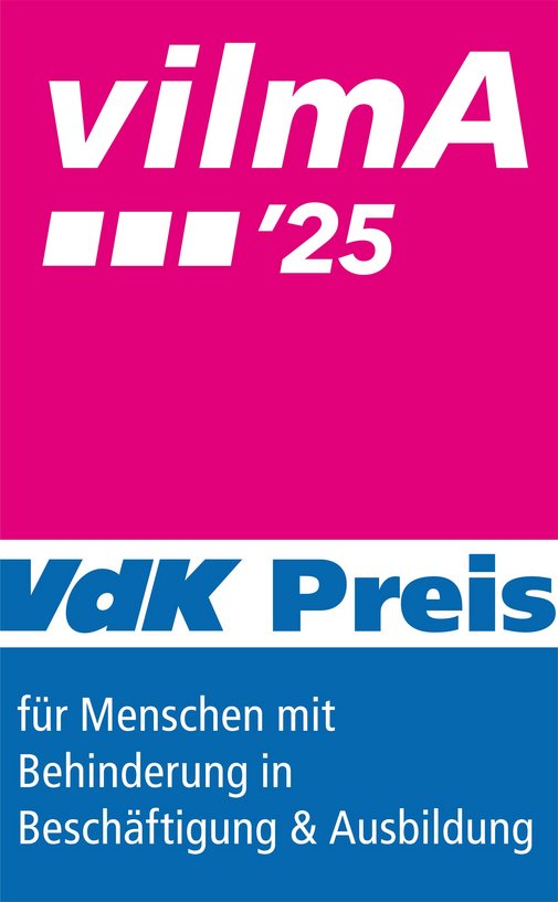 Das Logo der Auszeichnung: weiße Schrift auf pinkem Grund: vilmA 25. VdK-Preis in Blau auf Weiß und in weißer Schrift auf blauem Grund: für Menschen mit Behinderung in Beschäftigung & Ausbildung“