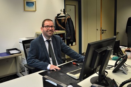 Friedrich Zaunbrecher an seinem PC-Arbeitsplatz mit Einhandtastatur.