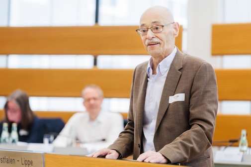 VdK-NRW-Pr&auml;sident Horst V&ouml;ge steht am Rednerpult und spricht. 