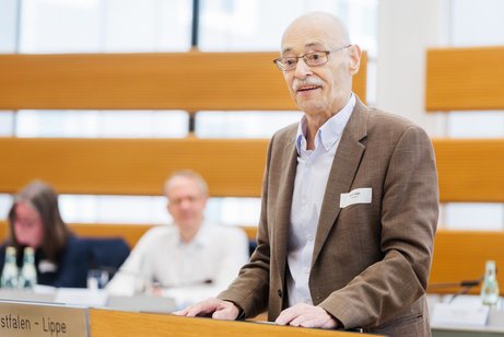 VdK-NRW-Pr&auml;sident Horst V&ouml;ge steht am Rednerpult und spricht. 