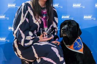 vilmA-Preisträgerin Jacqueline Kubitschek (ehemals Schillings) mit ihrem Blindenführhund Hugo