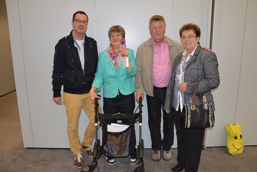 Eine vilmA-Gewinnerin und drei Begleitpersonen. 