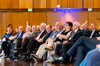 Aufmerksam verfolgt das Publikum die Rede von NRW-Sozialminister Karl-Josef Laumann.