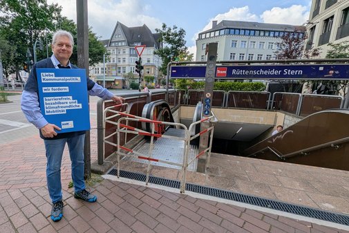 Helmut Steiffert vom Kreisverband Rhein-Ruhr steht neben einer defekten Rolltreppe an der Haltestelle Rüttenscheider Stern.
