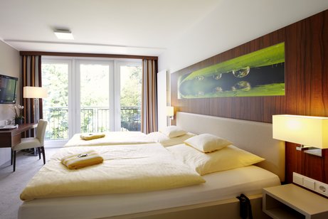 VdK-Hotel Hotelzimmer Helles, modernes Hotelzimmer mit Doppelbett und Zugang zum Balkon