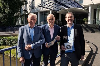 Landesvorsitzender Horst Vöge (Mitte) mit Landesgeschäftsführer Thomas Zander (rechts) und Vorsitzender des Kreisverbands Neuss, Wilfried Breuer, vor der Neusser Stadthalle.