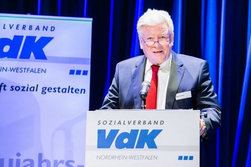 Peter Jeromin steht an einem Rednerpult mit VdK-Logo