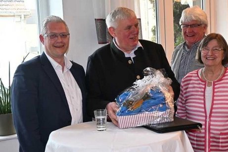 B&uuml;rgermeister David Ostholthoff (v.l.) und NRW-Gesundheitsminister Karl-Josef Laumannmit dem stellvertretenden Ortsvorsitzenden Heinz-Peter Johannknecht und der Ortsvorsitzenden Marlies D&uuml;sing. 