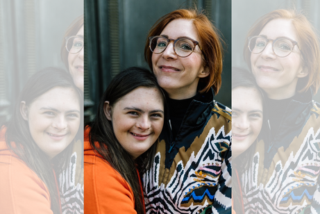 Portr&auml;t von Sonnea mit ihrer Mutter. Biede l&auml;cheln in Richtung Kamera.