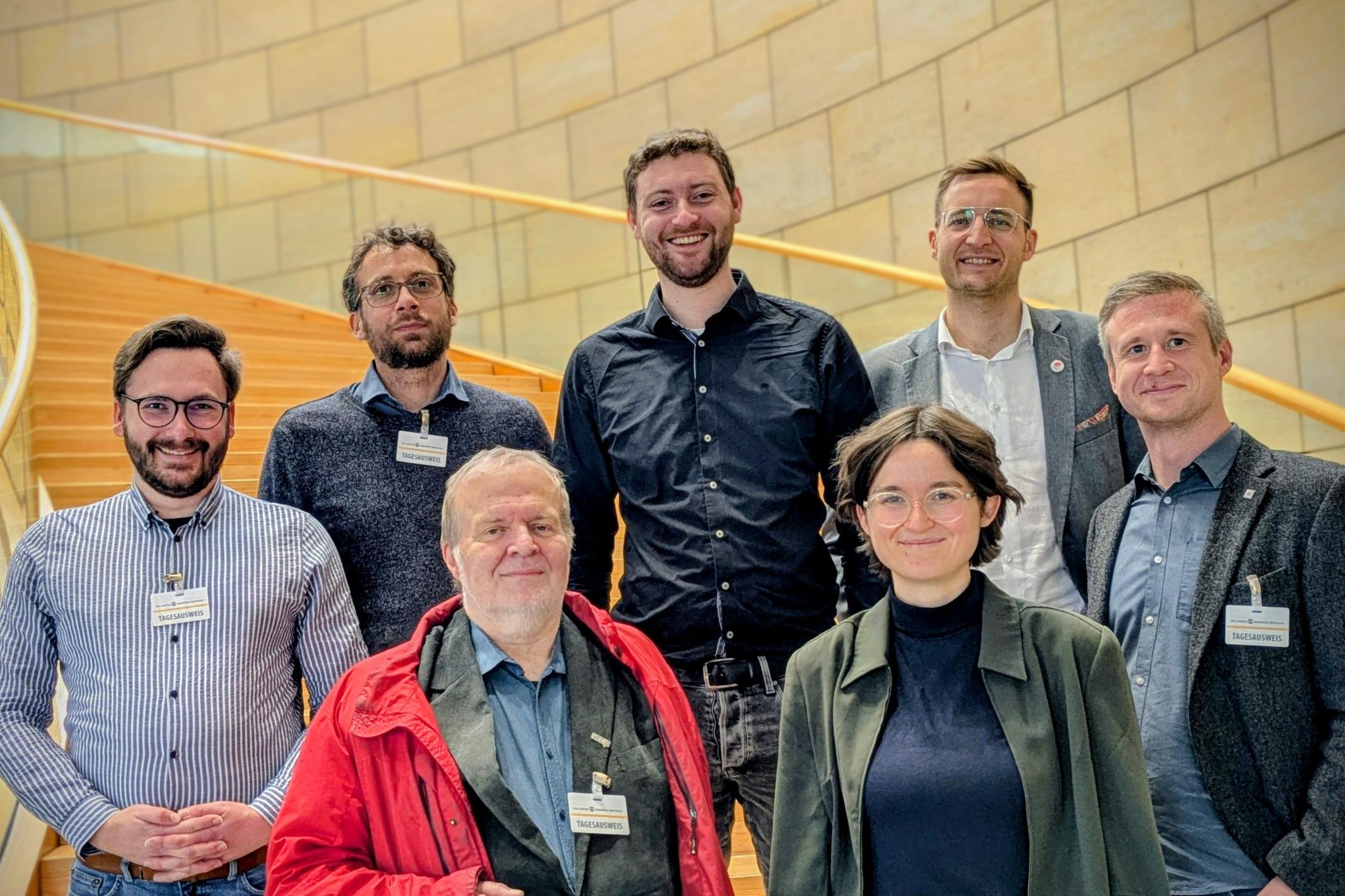 Gruppenfoto der sechs Vertreter und einer Vertreterin der Bündnispartner auf einer Treppe im Landtag.