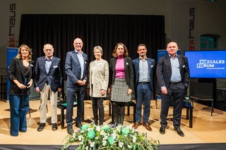 Gruppenfoto auf der Bühne: Moderatorin Catherine Vogel, VdK-NRW-Präsident Horst Vöge, Wolfgang Schuldzinski, Gabriele Siedentop, Dr. Ines Verspohl, William Wolfgramm und Prof. Dr. Achim Truger.