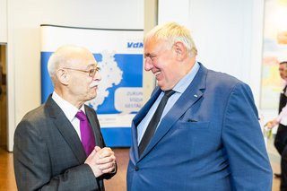 VdK-Landespräsident Horst Vöge begrüßt Karl-Josef Laumann zur Abschlussveranstaltung des 22. Ordentlichen Verbandstages in Neuss.