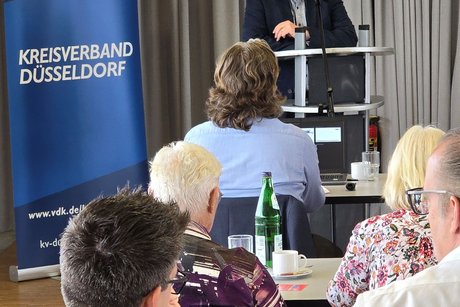 Kassierer Arno Wachtel steht am Rednerpult.