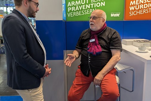 Norbert Zielonka (KV Düsseldorf) und Referent für Sozialpolitik Benedikt Lechtenberg im Gespräch am VdK-Stand.