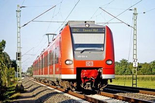 eine S-Bahn fährt Richtung Essen