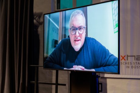 per Video zugeschaltet war CSU-Politiker Erich Irlstorfer, seit 2013 Mitglied des Deutschen Bundestages. Der Gesundheitsexperte ließ für die Podiumsdiskussion sogar die Fraktionssitzung seiner Partei ausfallen.