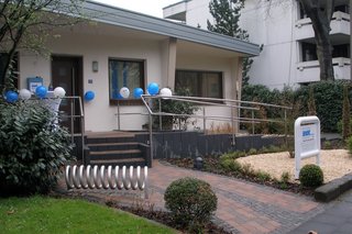 Foto der luftballongeschmückten Kreisgeschäftsstelle in Leverkusen. Links führen drei Stufen zur Eingangstür, links gibt es einen barrierefreien Zugang über eine Rampe.