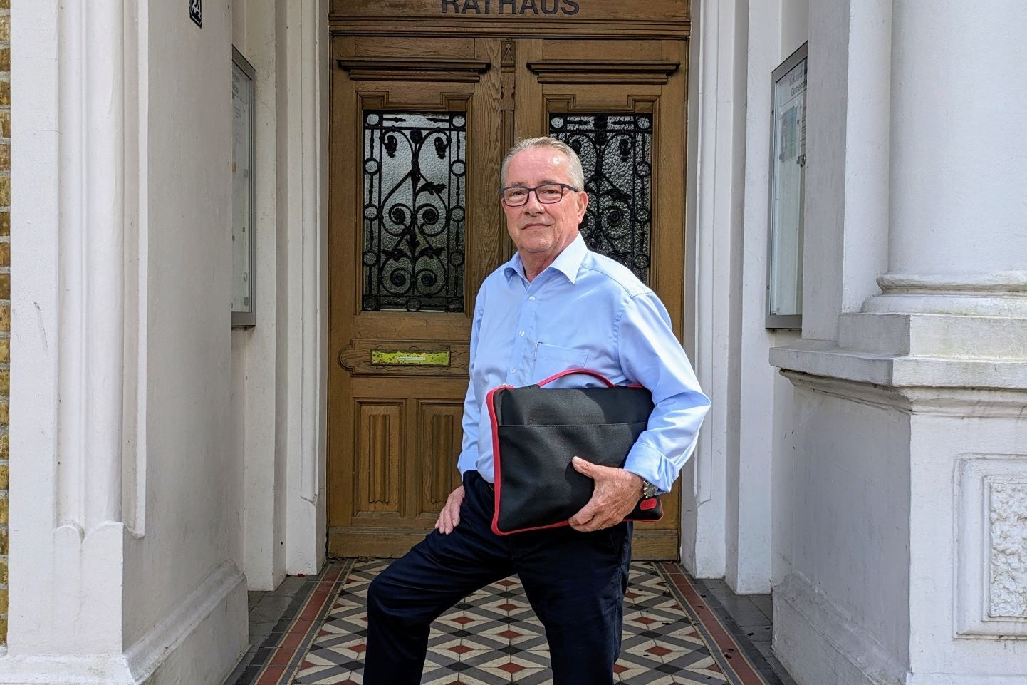 Engagiert im Einsatz für die Belange behinderter Menschen: Bernd Bosserhoff vor dem Rathaus in Hünxe.
