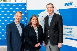 der dreiköpfige Vorstand stellt sich zum Gruppenfoto auf