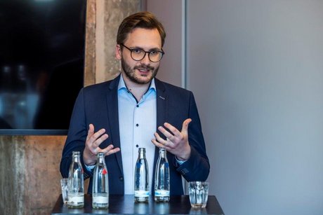 VdK-Referent Benedikt Lechtenberg beim Agora Stadtgespräch in Berlin gestikuliert mit beiden Händen.