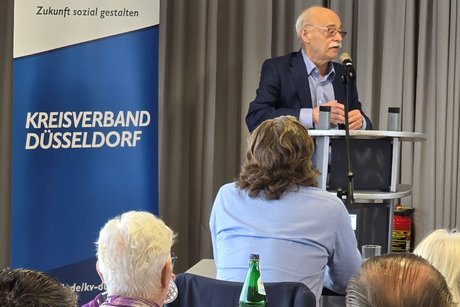 Der Landesvorsitzende Horst Vöge steht am Rednerpult.