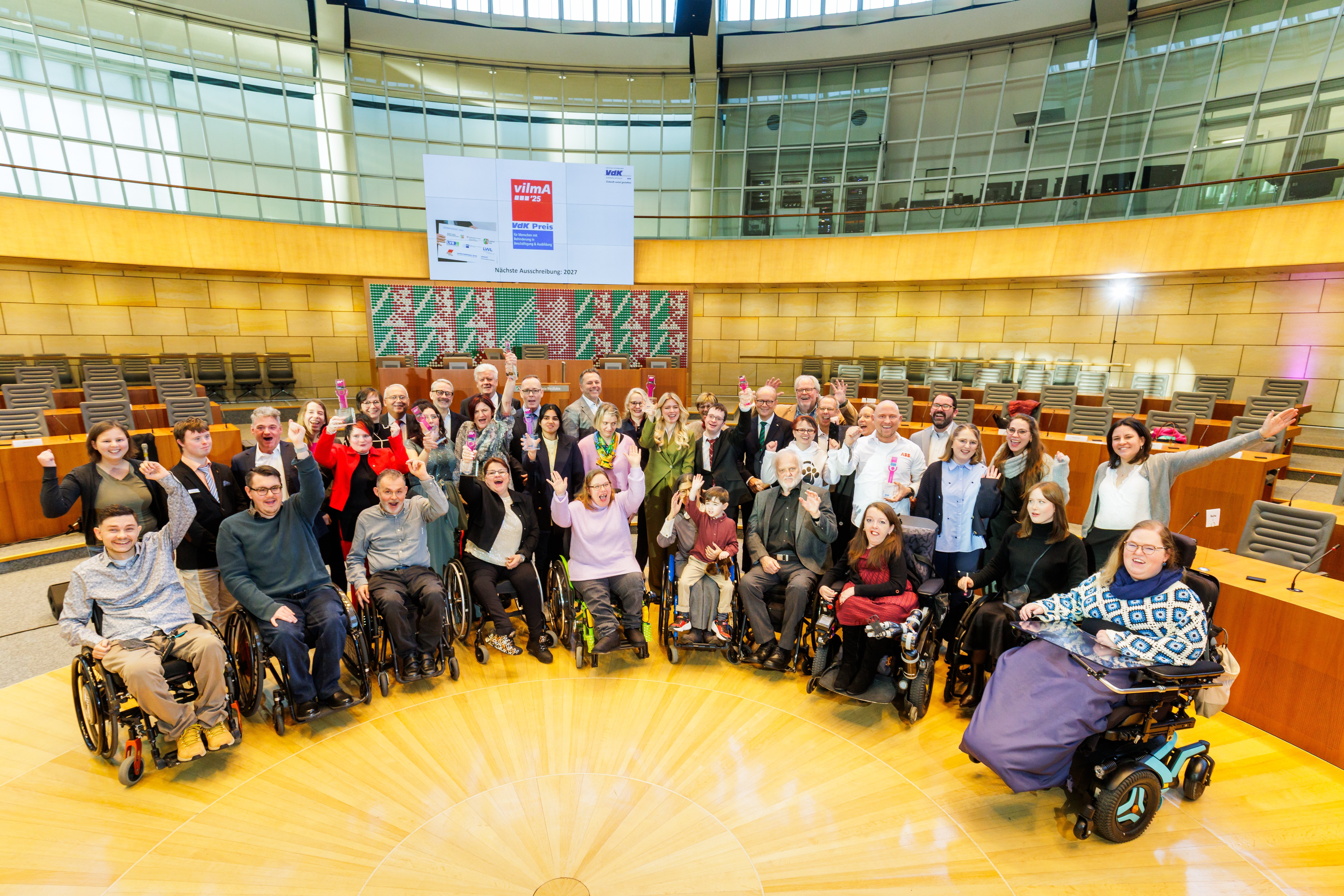 Gruppenfoto aller Gewinner und Laudatoren und Juyr-Mitglieder im Landtag Düsseldorf.