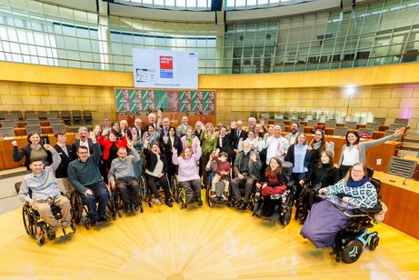Gruppenfoto aller Gewinner und Laudatoren und Juyr-Mitglieder im Landtag Düsseldorf.
