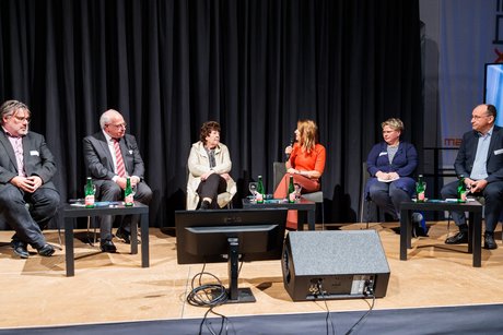 Höhepunkt der Veranstaltung war eine Podiumsdiskussion, an der Prof. Dr. Dr. h.c. Andreas Büscher (von links), Paul Weimann (Landesvorsitzender VdK Hessen-Thüringen), Rita Stange (pflegende Angehörige), Catherine Vogel (Moderatorin), Silke Niewohner (Gesundheitswissenschaftlerin) und Peter Dinse (Ärztlicher Direktor des Medizinischen Dienstes Westfalen-Lippe) live vor Ort teilnahmen