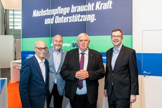 Karl-Josef Laumann, NRW-Minister für Arbeit, Gesundheit und Soziales (MdL, 2. von rechts), kam für einen kurzen Fototermin an unseren Messestand und wurde vom VdK-Landesvorsitzenden Horst Vöge (von links), Hans-Jörg Schmidt (Geschäftsführer der WSG NRW) und VdK-Landesgeschäftsführer Thomas Zander begrüßt. Die WSG Düsseldorf hat in diesem Jahr mit dem inklusiven Wohnprojekt "Glockenspitz" in Krefeld den Bundesteilhabepreis gewonnen.