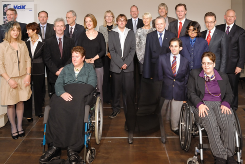 Gruppenfoto ehemaliger Preisträger*innen und Laudator*innen.