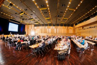 Blick in den vollbesetzten Saal