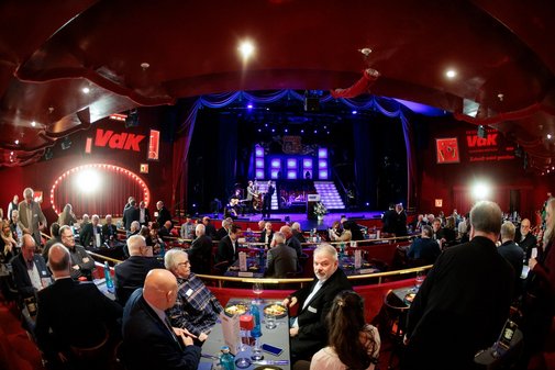 ein Gesamtblick von den Trib&uuml;nen zur B&uuml;hne. Link und rechts prangt an der Wand VdK.