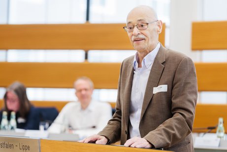 VdK-NRW-Pr&auml;sident Horst V&ouml;ge steht an einem Rednerpult und spricht.