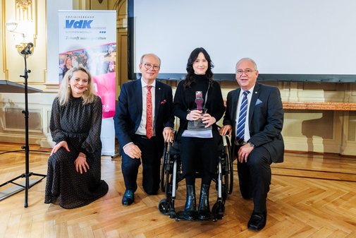 Gruppenbild einer Gewinnerin und ihrer Begleitpersonen.