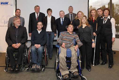 Gruppenfoto von vilmA-Preisträgern mit und ohne sichtbare Behinderung (Rollstuhl) und Laudatoren.