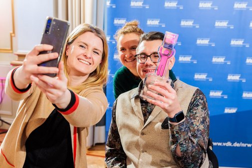 Selfie eines vilmA-Preisträgers mit seinen beiden Begleiterinnen