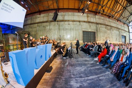 Festliche Stimmung herrschte bei 300 geladenen Gästen aus Politik, Verwaltung, Gerichtsbarkeit und sozialem Leben in der Turbinenhalle in Bochum. 