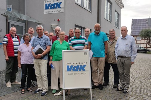 Teilnehmende der Fortbildung vor der VdK-Kreisgeschäftsstelle in Brakel.