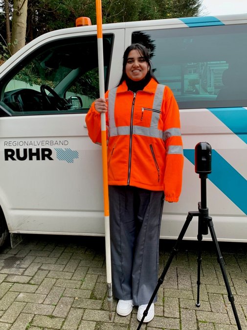 Preisträgerin Sharuja Thangakumaran vor dem weißen Bus des Regionalverband Ruhr.