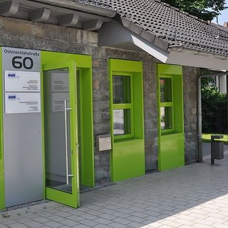 Der moderne Eingang der Geschäftsstelle des Kreisverbands Märkischer Kreis